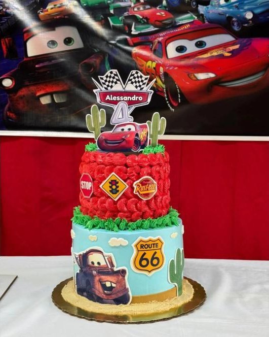 Pastel de dos pisos con temática de Cars