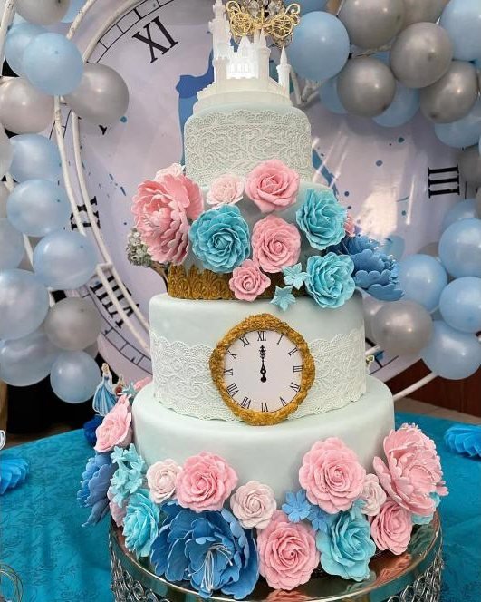 Pastel temático de Cenicienta con flores y reloj