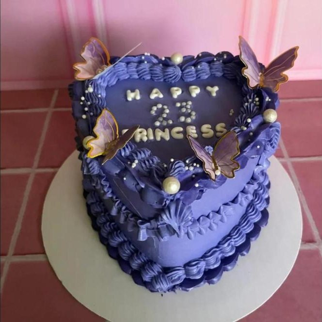 Pastel morado con mariposas y texto Happy 23 Princess