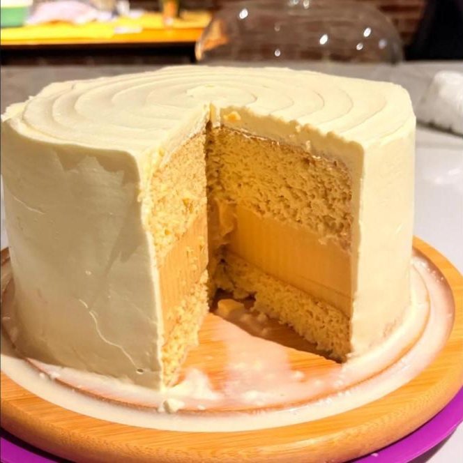 Pastel relleno cortado mostrando el interior
