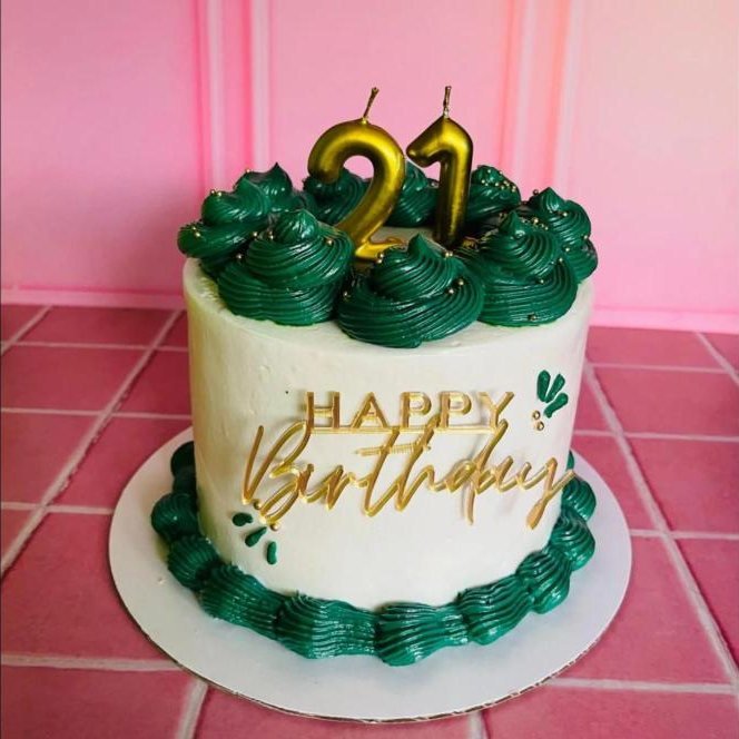 Pastel verde con velas doradas número 21